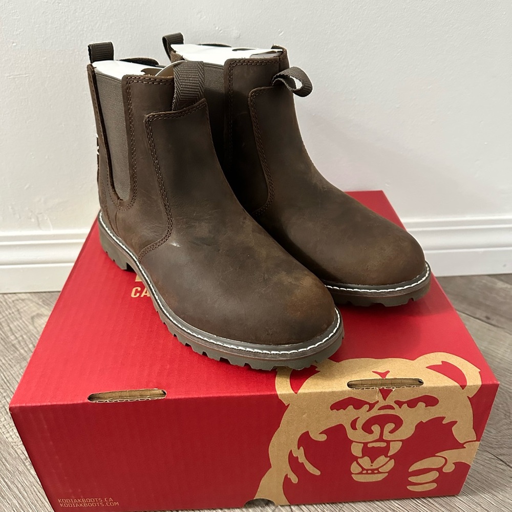 New!! Kodiak - Women's Size 8 Bralorne Chelsea Soft Toe Boots